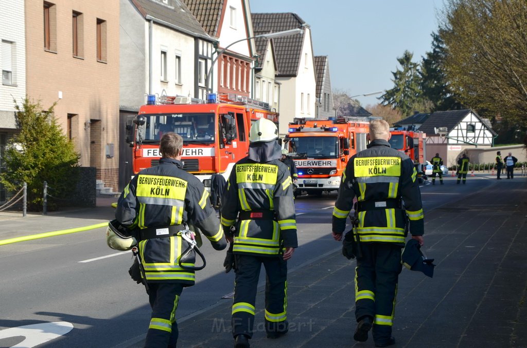 Feuer 3 Dachstuhlbrand Koeln Rath Heumar Gut Maarhausen Eilerstr P299.JPG